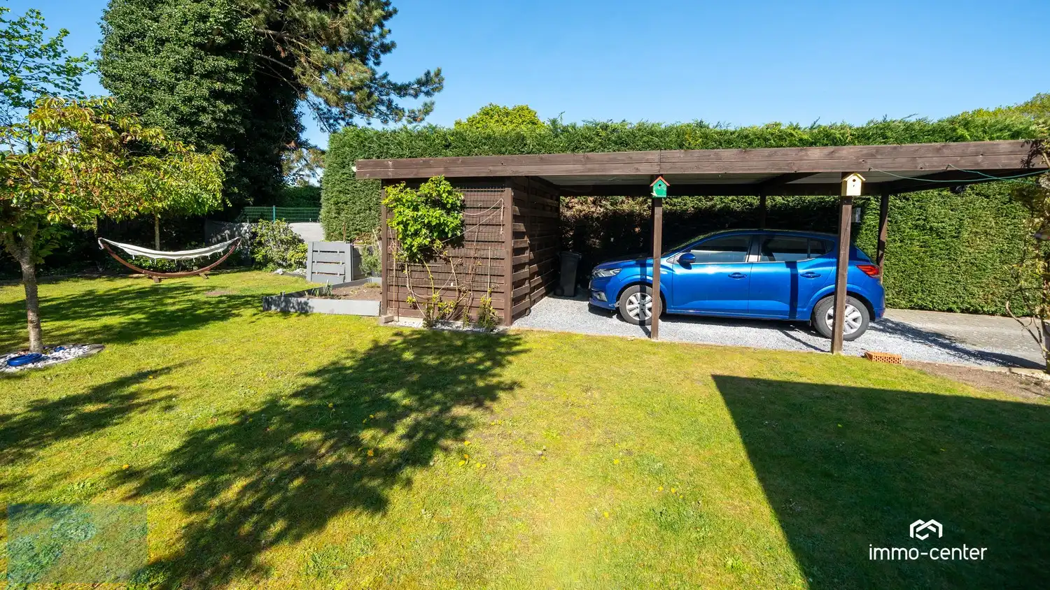 Instapklaar 2-slaapkamer appartement met zolder, 2 garages, carport en prachtige tuin foto 5