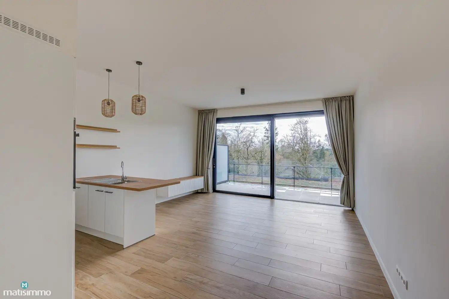 GELIJKSVLOERS APPARTEMENT MET ZUIDGERICHT TERRAS GELEGEN NABIJ HET CENTRUM VAN BILZEN foto 3