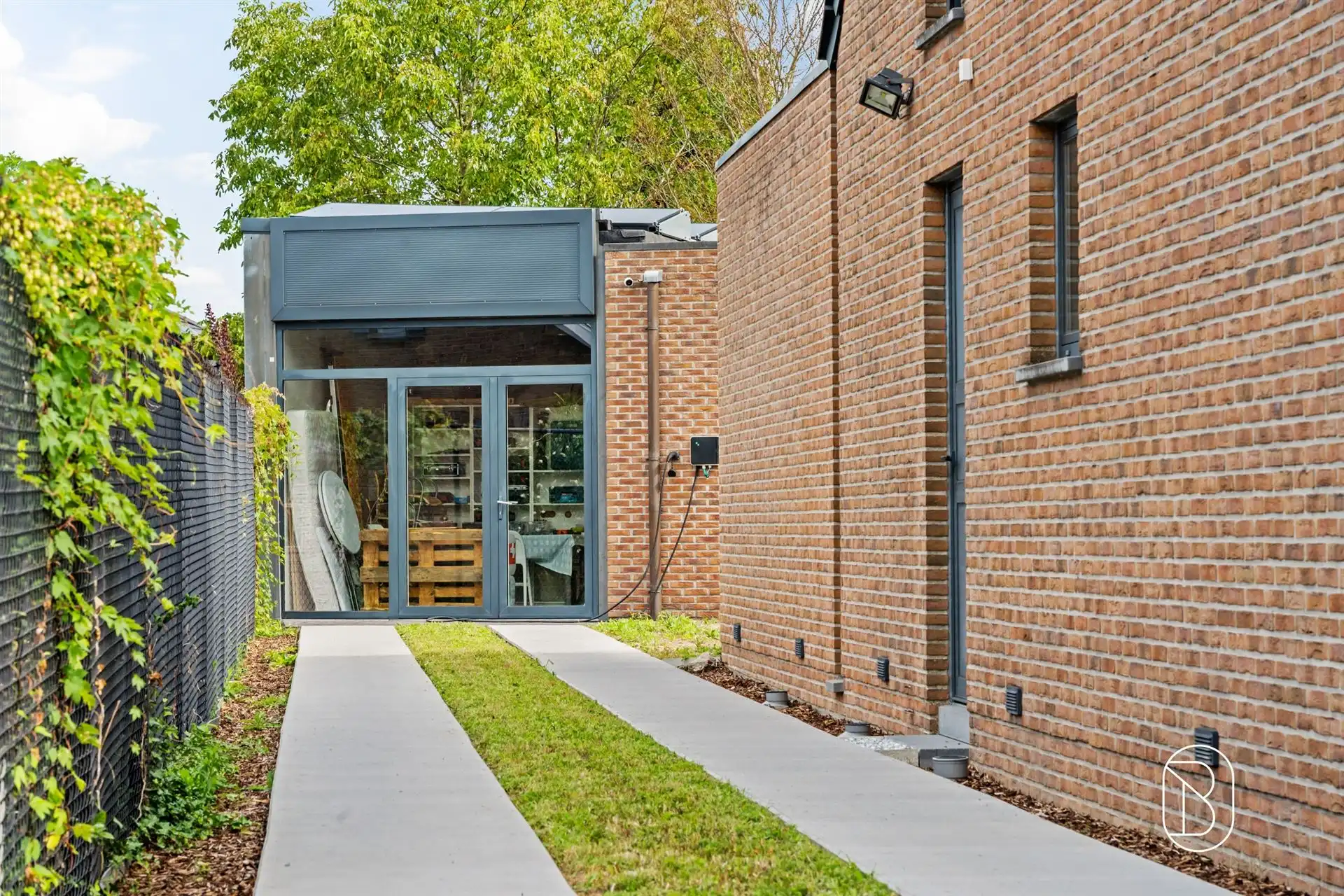 Instapklare woning met zwembad en bijgebouw foto 4