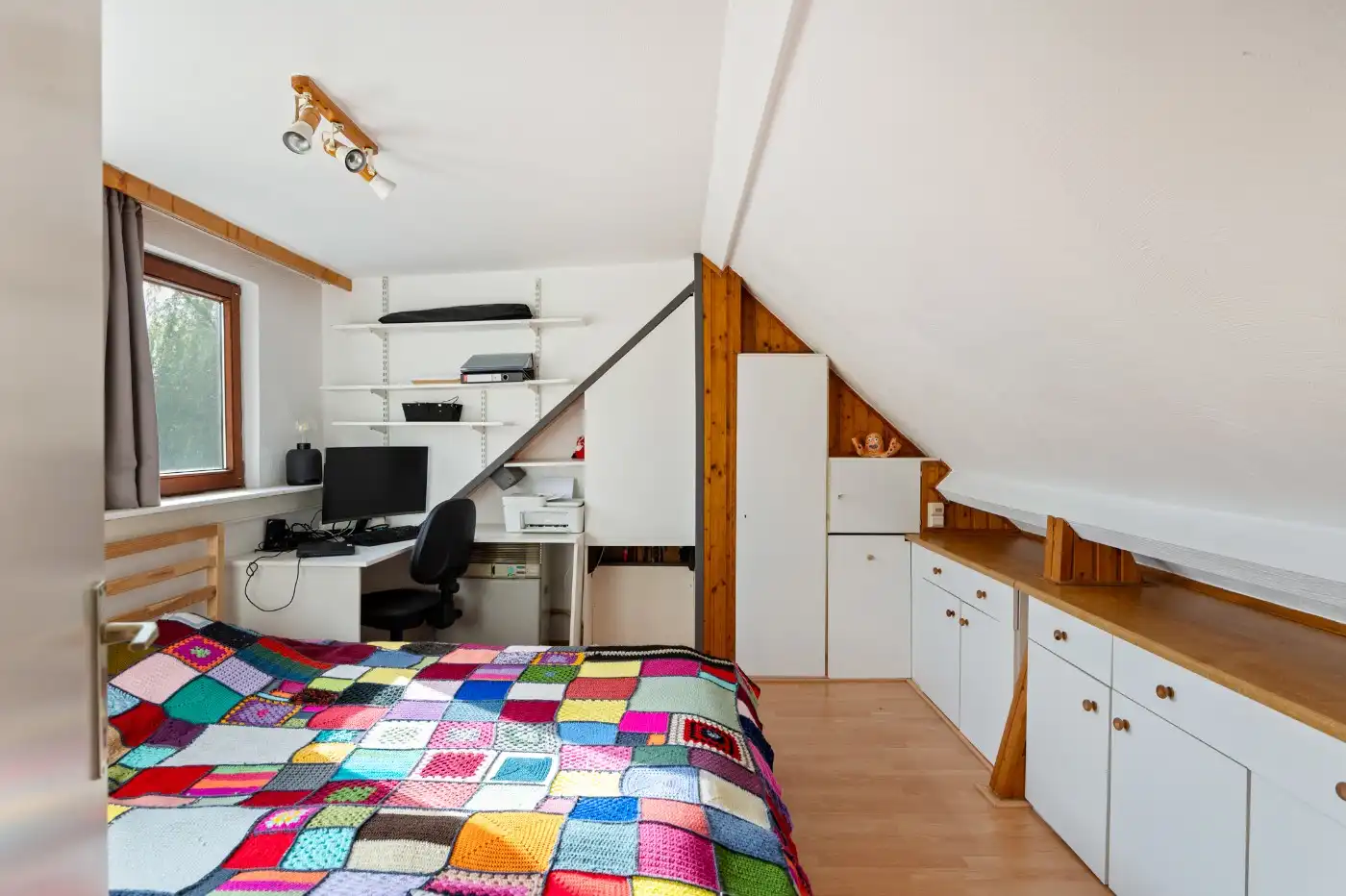 Top gelegen, charmante, vrijstaande woning met 3 slpk. en prachtige zuid-tuin foto 23