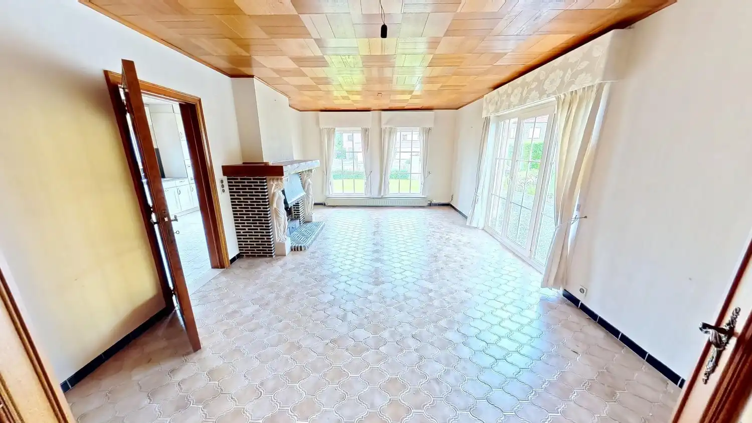 Centraal gelegen woning met veel potentieel op mooi perceel! foto 4