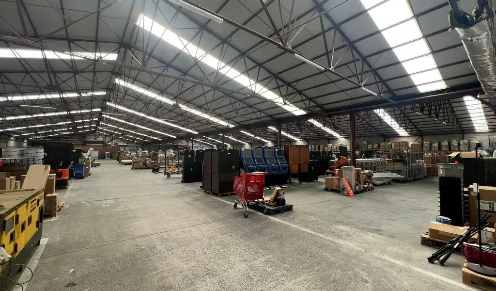 Recent bedrijfsgebouw met prachtige kantoren te huur in Lokeren foto 22