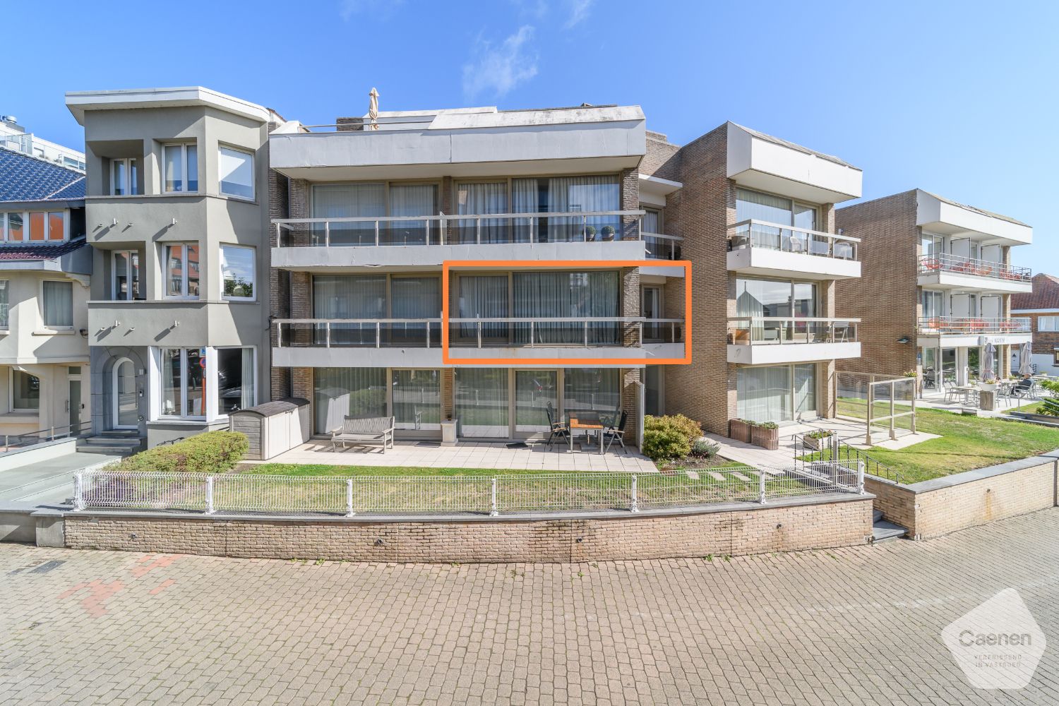 Recent gerenoveerde studio met aparte slaapkamer en terras in hartje De Panne foto {{pictureIndex}}