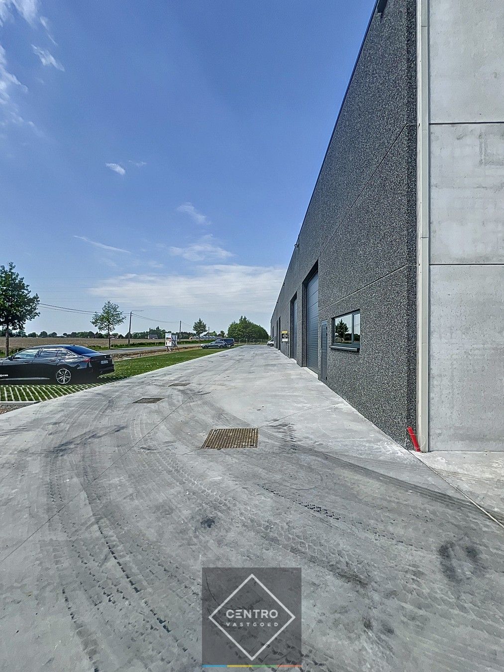 NB MAGAZIJN van 180m² (vrije hoogte 7m !) , voorzien van sectionaalpoort, deur, raam en 2 parkeerplaatsen te SLEIHAGE (Oostnieuwkerke). foto 15