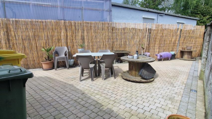 Ruime EENGEZINSWONING met grote leefruimten, 2 slaapkamers en mooi terras, woning met mogelijkheden, op 1 are 33 ca. foto 43