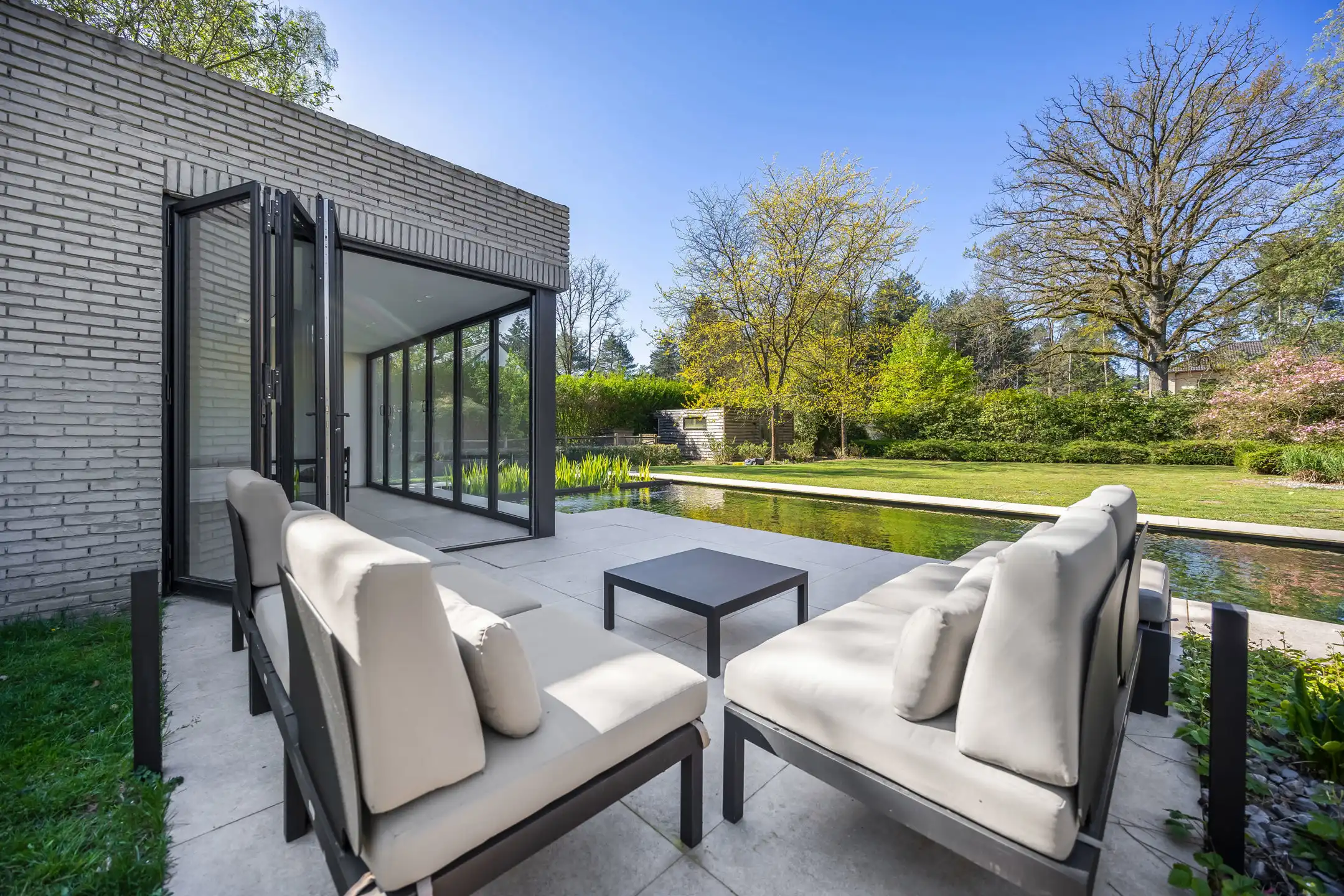 Luxueuze moderne villa met zwemvijver en prachtig poolhouse foto 33