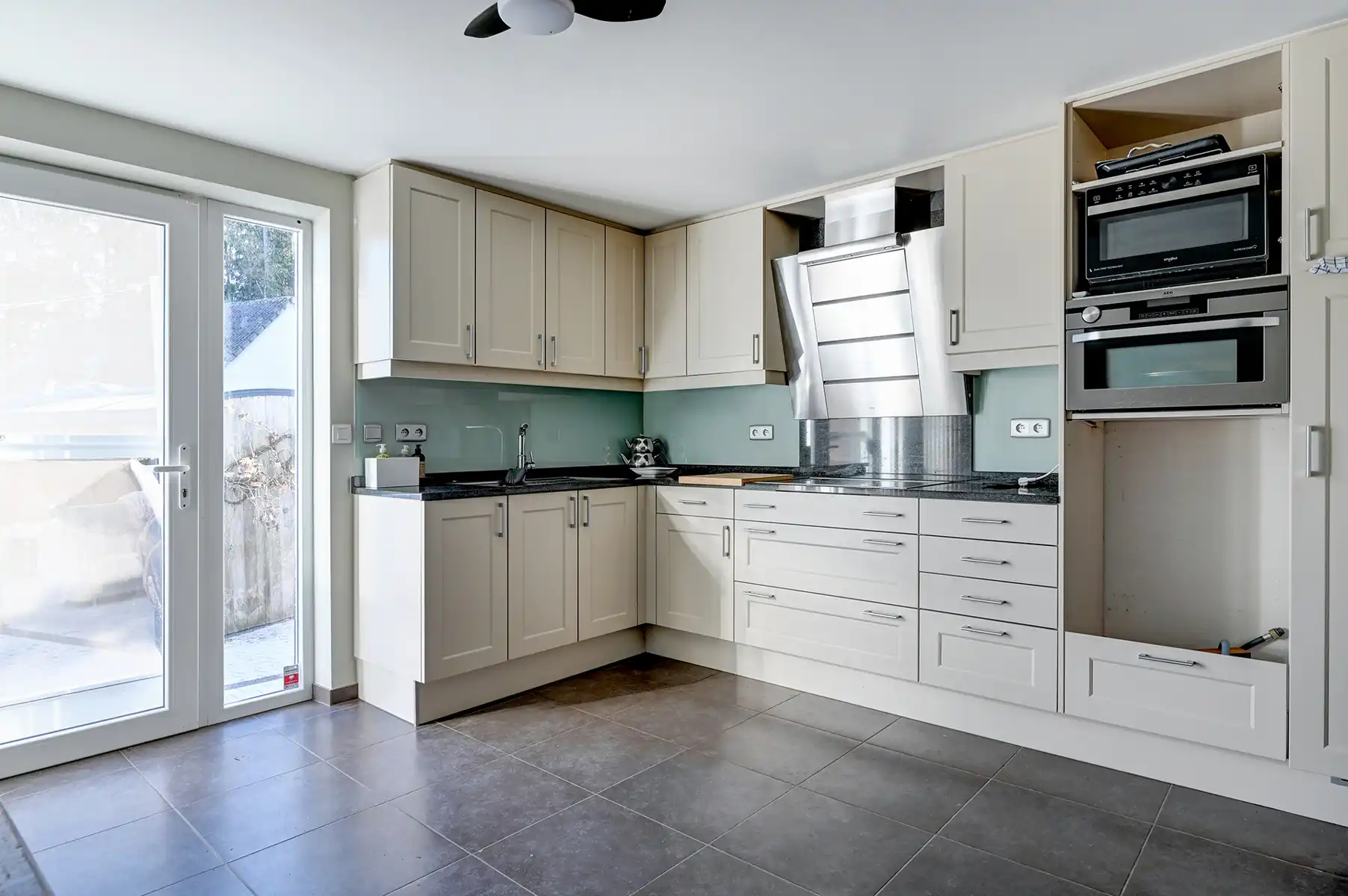 Karaktervolle en energiezuinige split-level woning op een perceel van 3a 96ca. foto 9