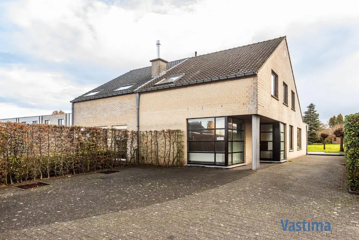 Ruime halfopen gezinswoning met praktijkruimte en tuin foto {{pictureIndex}}