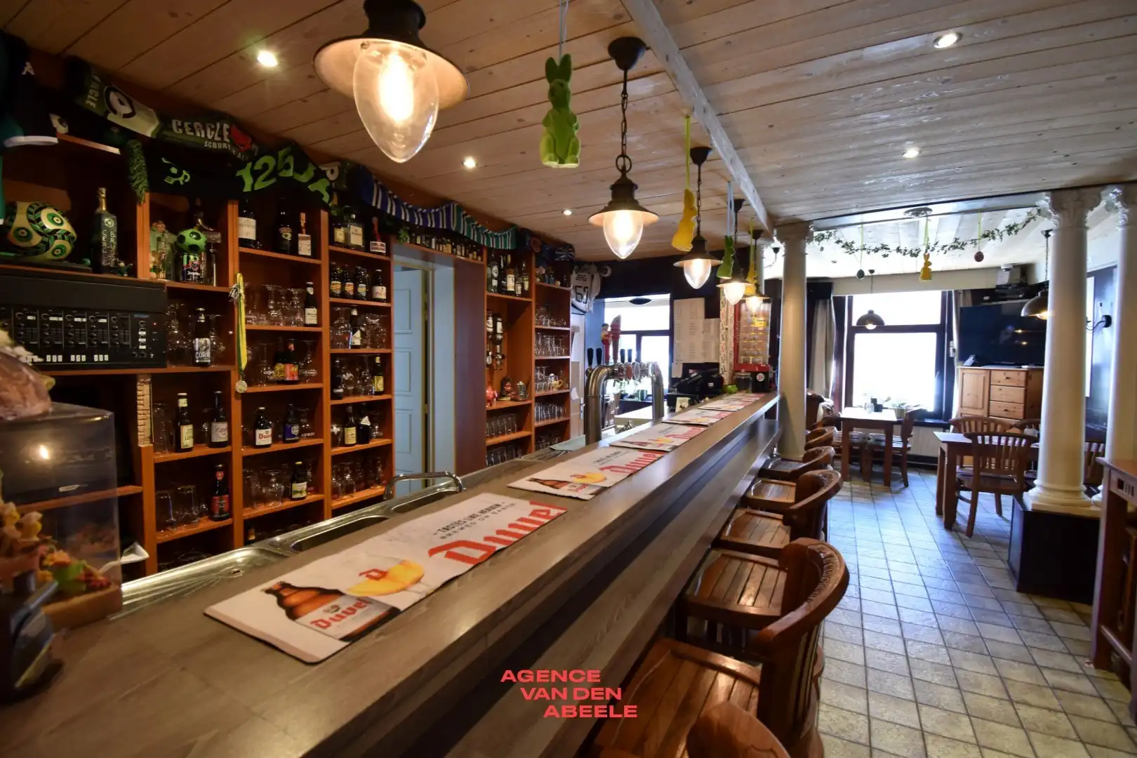 Handelspand bestaande uit eethuis met café en privé woonst foto 10