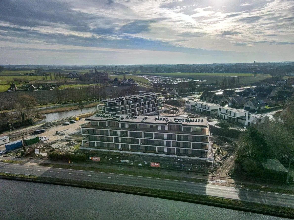Nieuwbouwappartement met twee slaapkamers gelegen aan het kanaal te Oudenburg foto {{pictureIndex}}