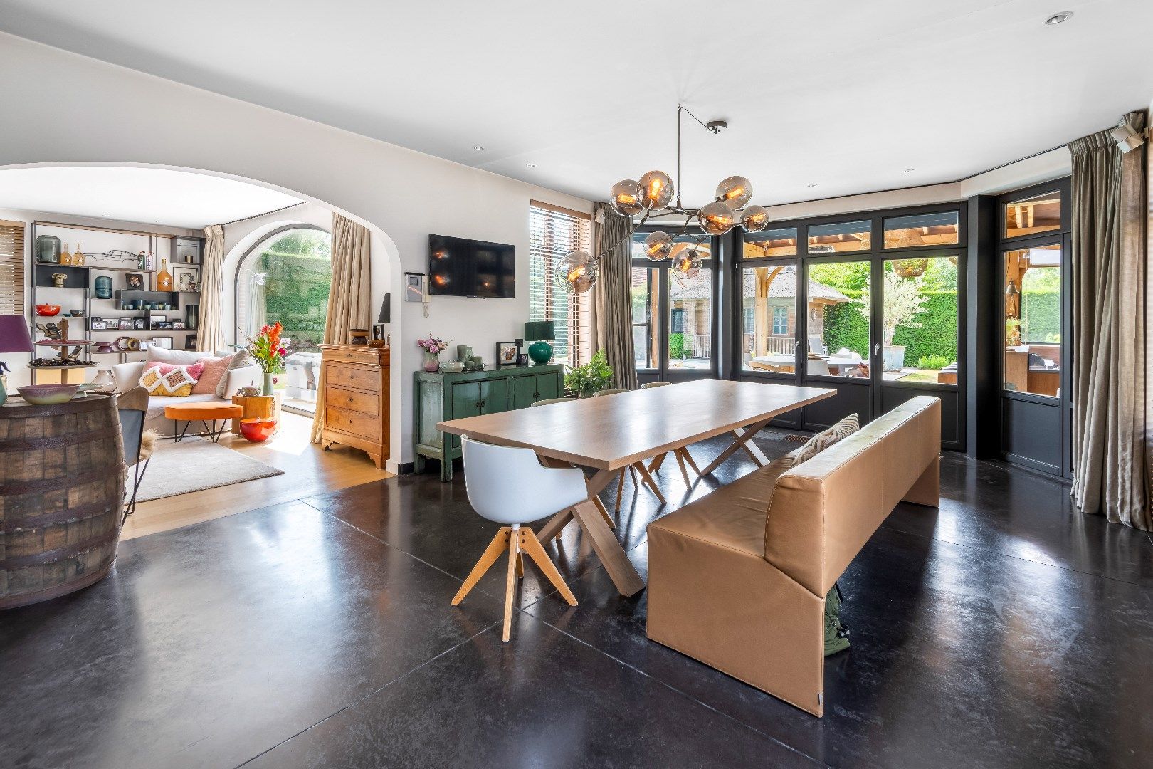 Luxueus afgewerkte villa met  buitenzwembad. foto 13