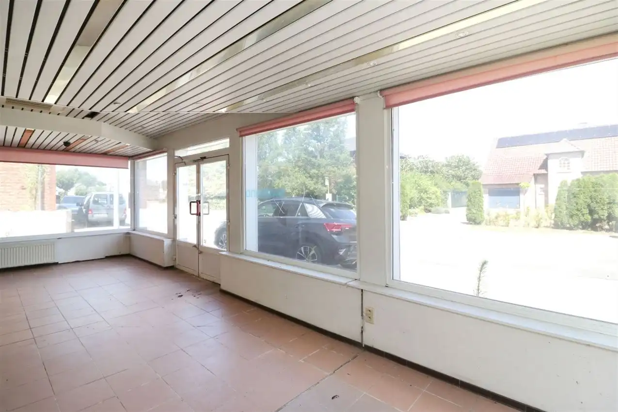 handelszaak met magazijn op zeer zichtbare locatie foto 4
