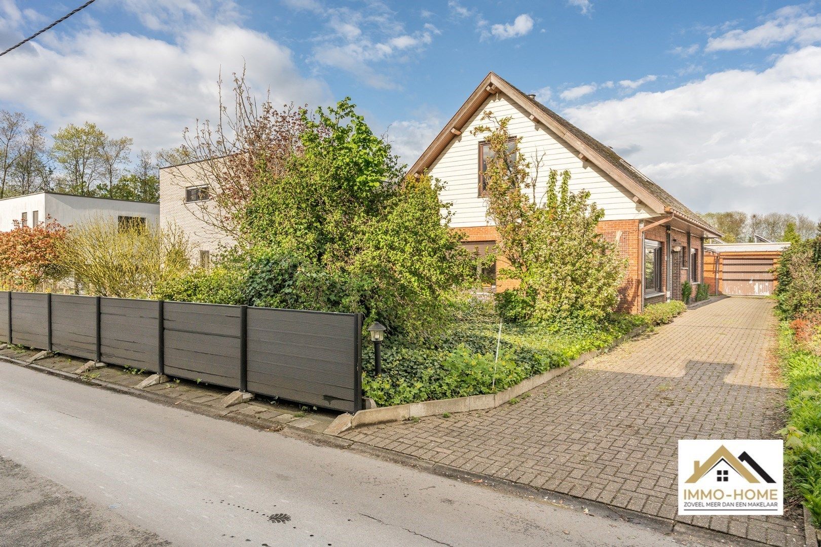 Ruime vrijstaande woning in groene omgeving foto 2