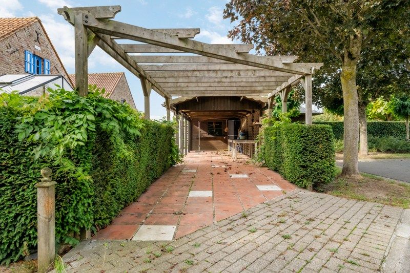Charmante woning op hoekperceel van 551 ca met veel potentieel foto 14