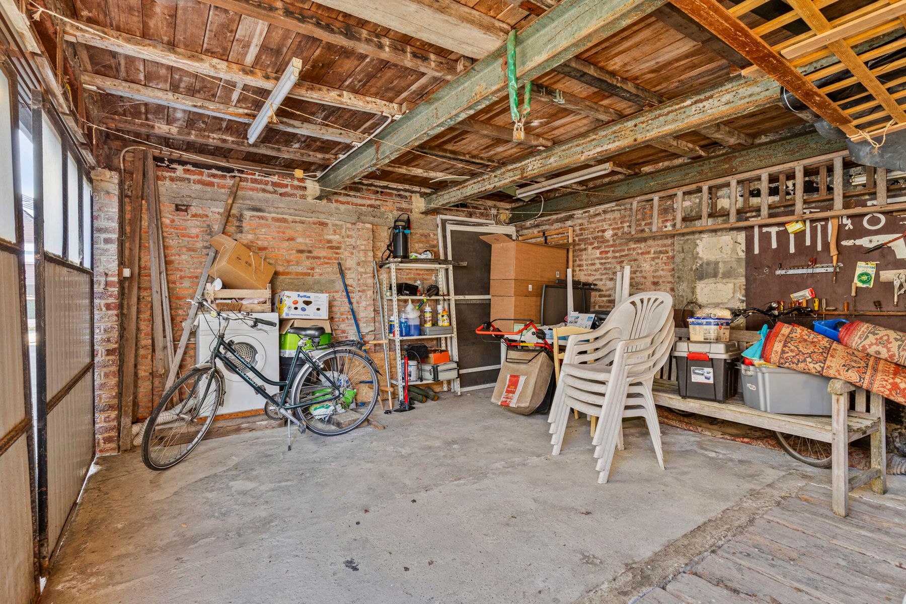 Gezinswoning met 4 slaapkamers, 2 badkamers, garage en tuin foto 28
