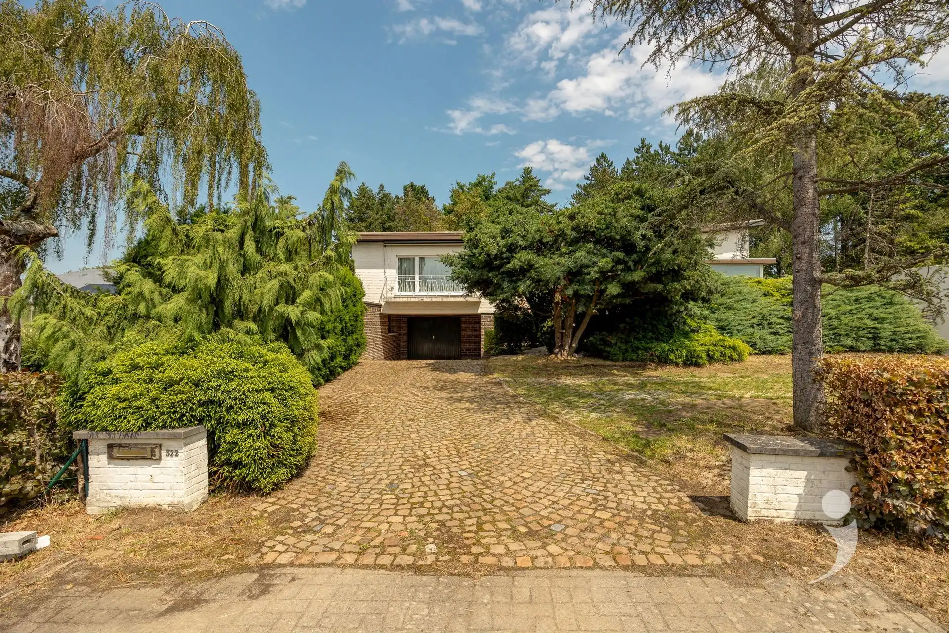 Hoofdfoto van de publicatie: Ruime te renoveren woning! 