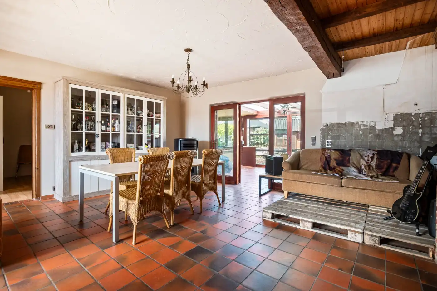 Charmante, te renoveren woning met ruime groene tuin foto 4