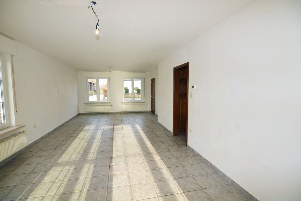 Vrijstaande woning met 4 slpks. en 2 bdks. op een perceel van 12a38ca. foto 7