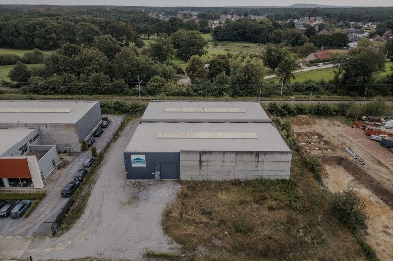 Veelzijdig industriehal van 1.280 m² op een perceel van 33a71ca. foto 2