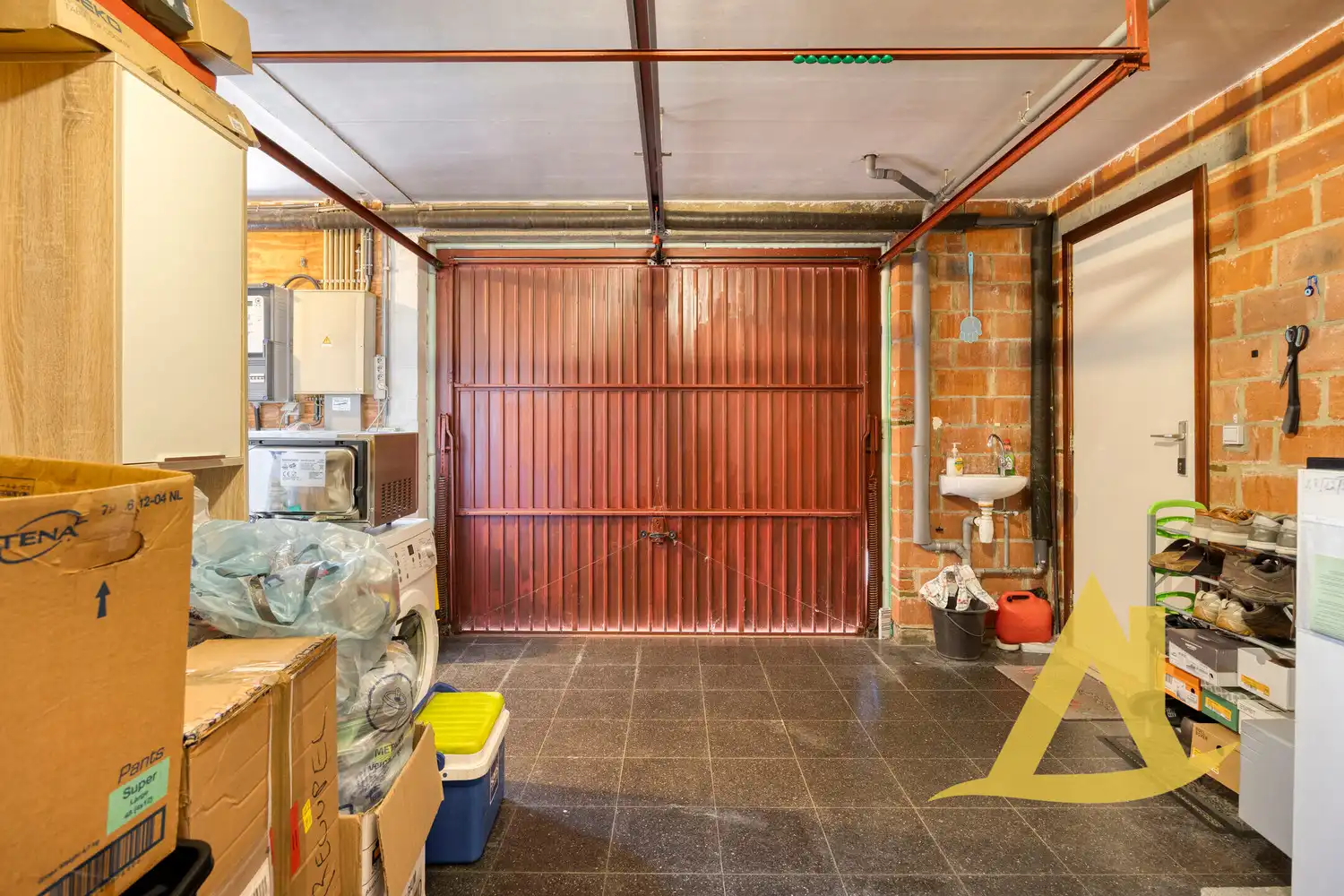 RUSTIG GELEGEN, INSTAPKLARE WONING MET TUIN RONDOM EN RUIME OPRIT foto 17