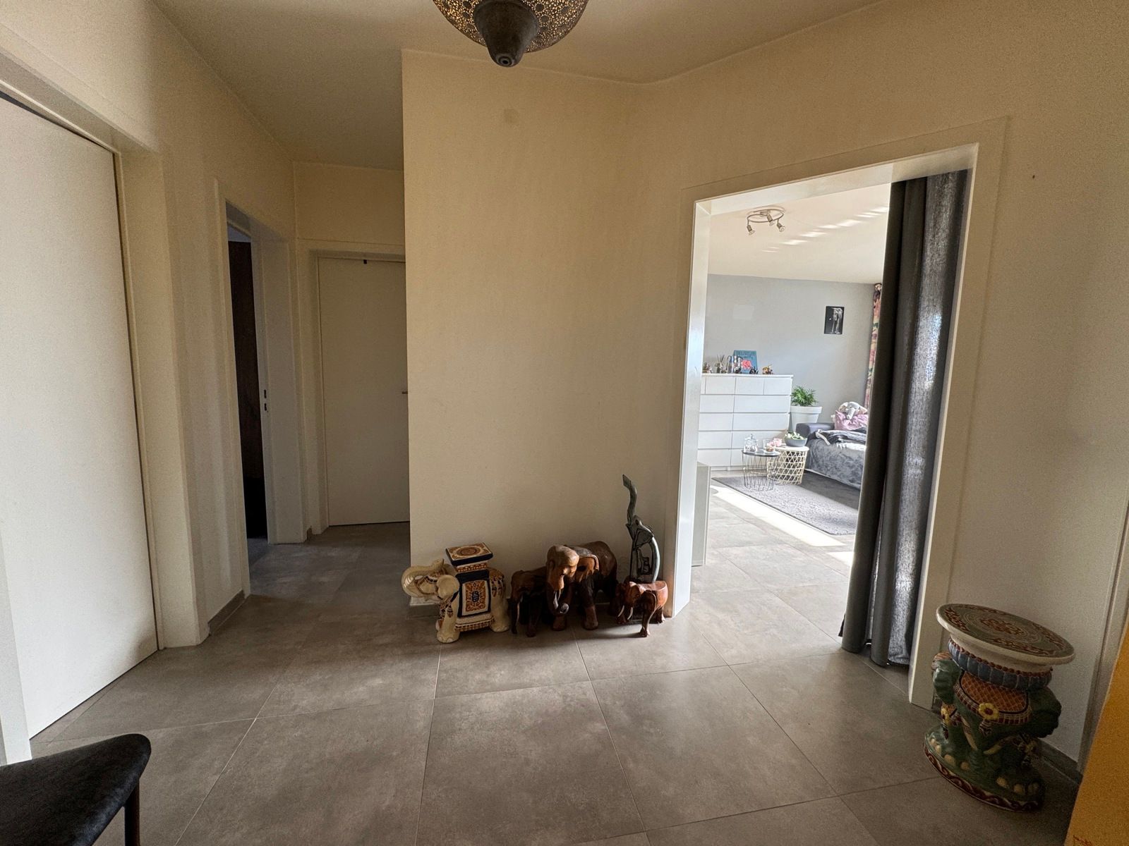 Vernieuwd gelijkvloers-appartement met 2 slaapkamers en koer foto 2