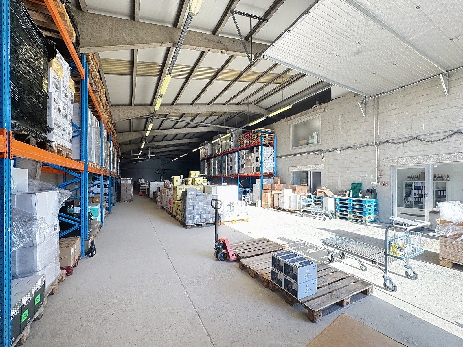 Instapklaar BEDRIJFSPAND, bestaande uit MAGAZIJNEN met geïntegreerde KANTOREN en ruim APPARTEMENT met terras op verdieping! Op industriezone "Waggelwater"! foto 2