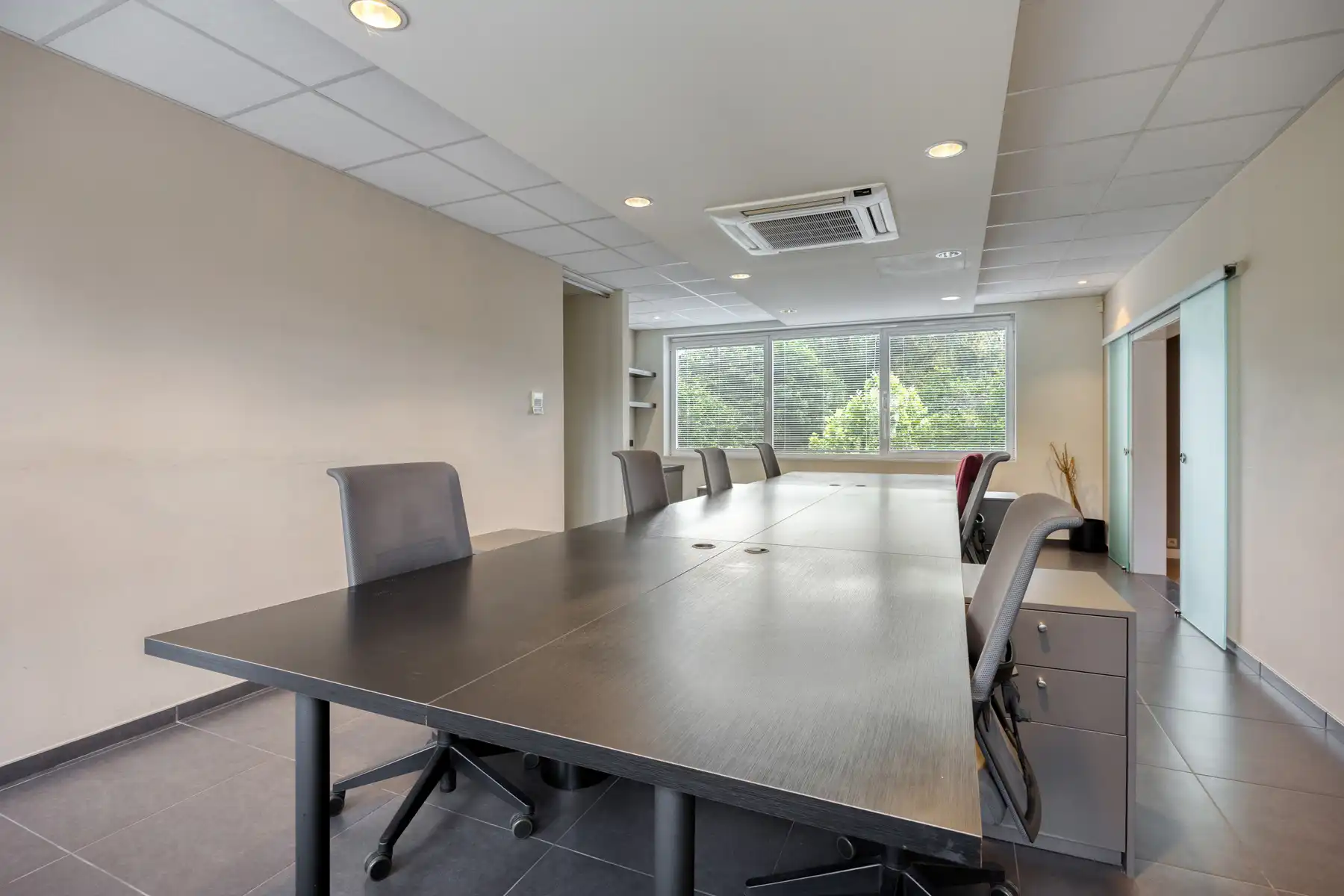 Commercieel gelegen kantoorruimte met moderne voorzieningen. foto 22