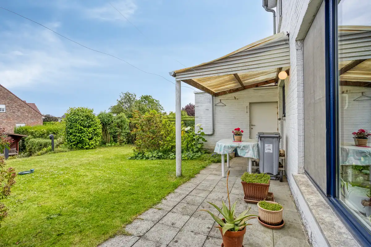 Te verfraaien woning - ruime tuin en garage foto 11