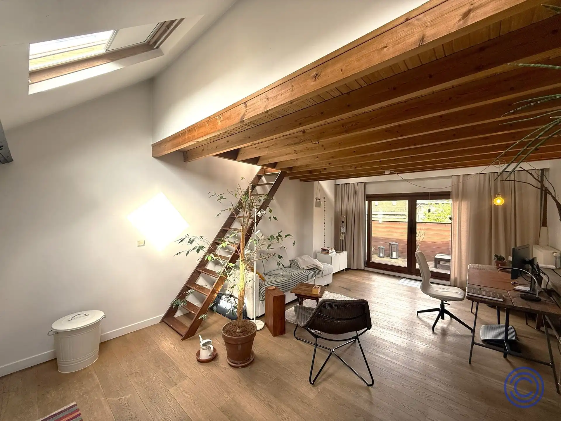 Zonovergoten dakappartement met terras in het midden van Antwerpen! foto 3