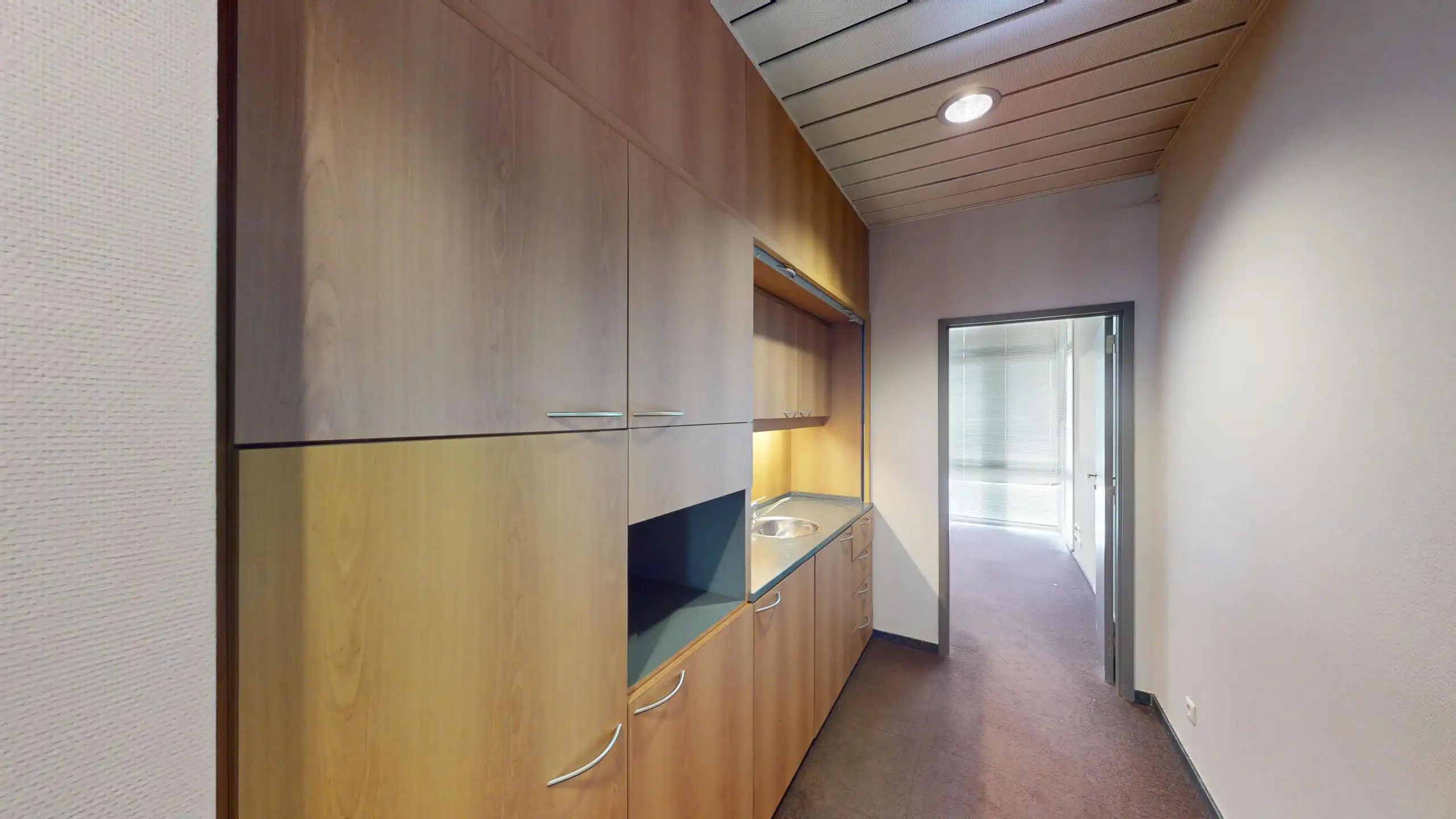 Zeer ruim kantoor op commerciële locatie in centrum Beringen foto 14