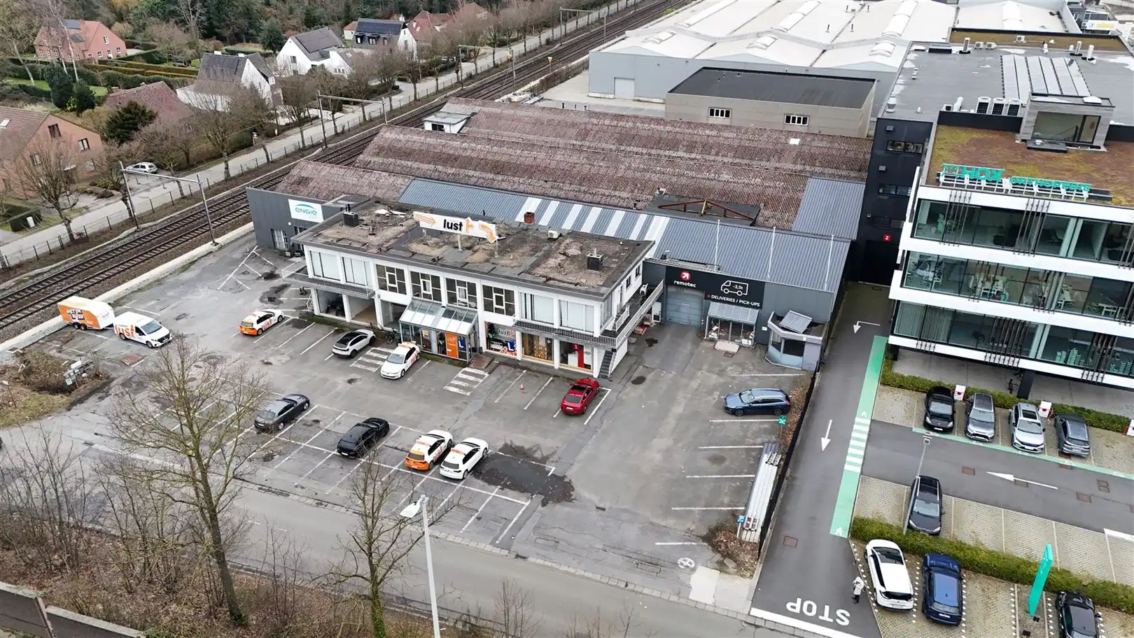 Te Koop Industriegrond met magazijn en kantoren foto {{pictureIndex}}