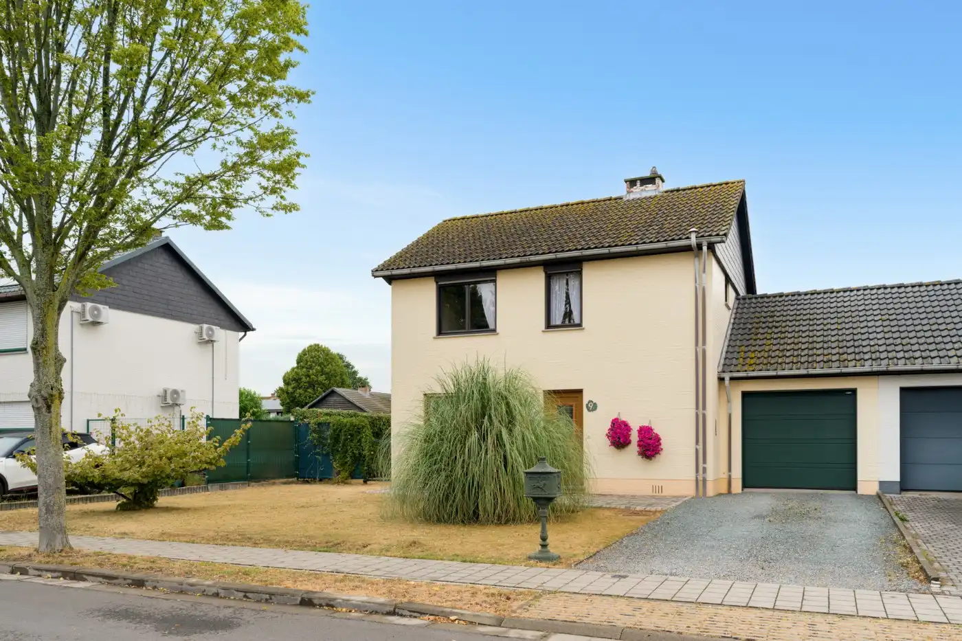 Hoofdfoto van de publicatie: Vrijstaande woning met 3 slpk. tuin en inpandige garage