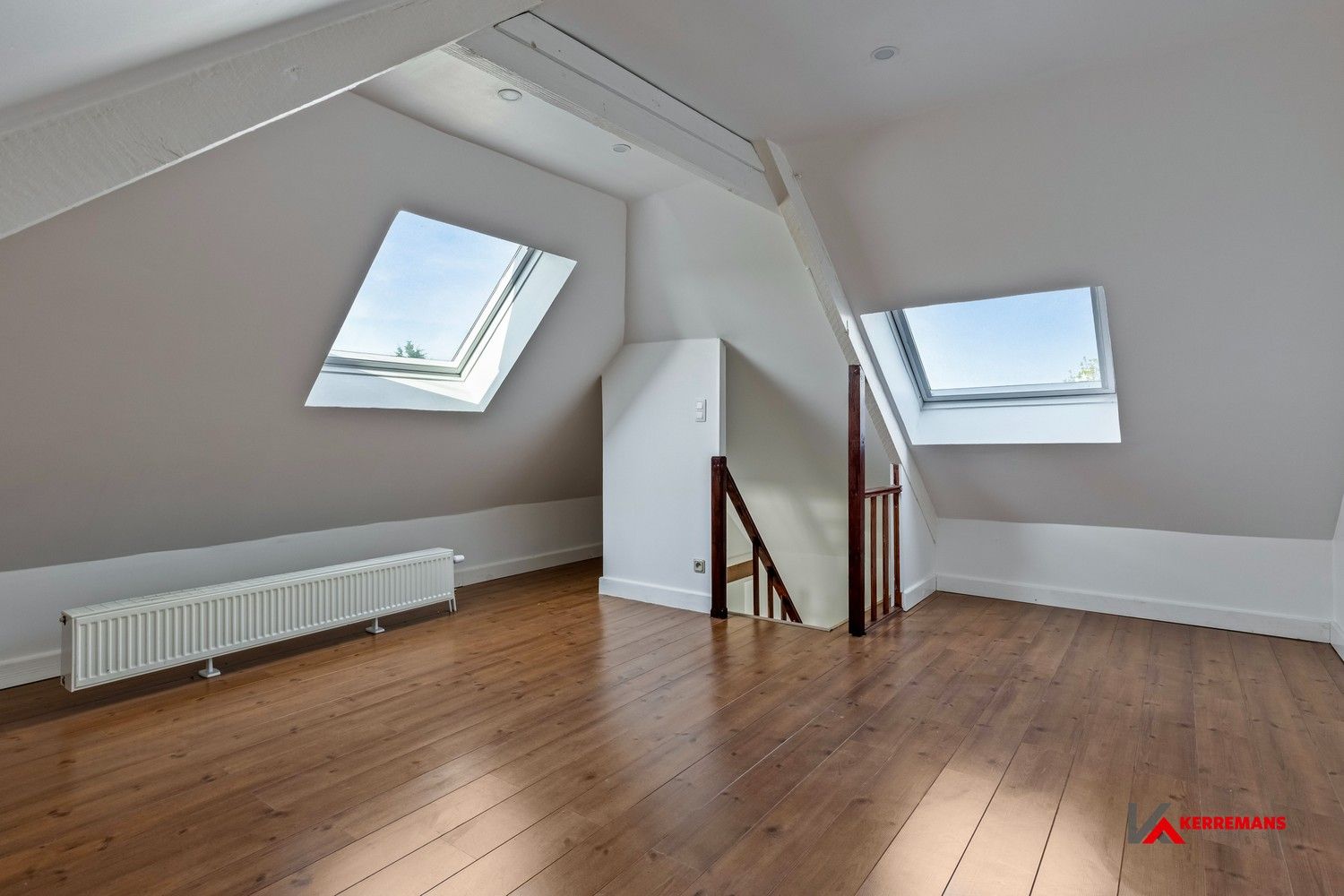 Half open bebouwing met 4 slaapkamers, tuin en garage. foto 15