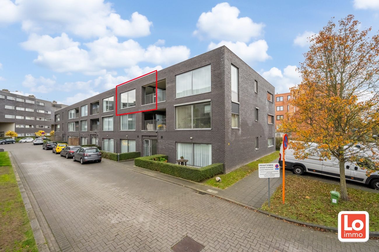 Ruim instap klaar appartement met ondergrondse autostaanplaats op een toplocatie vlakbij het centrum van Lokeren! foto {{pictureIndex}}
