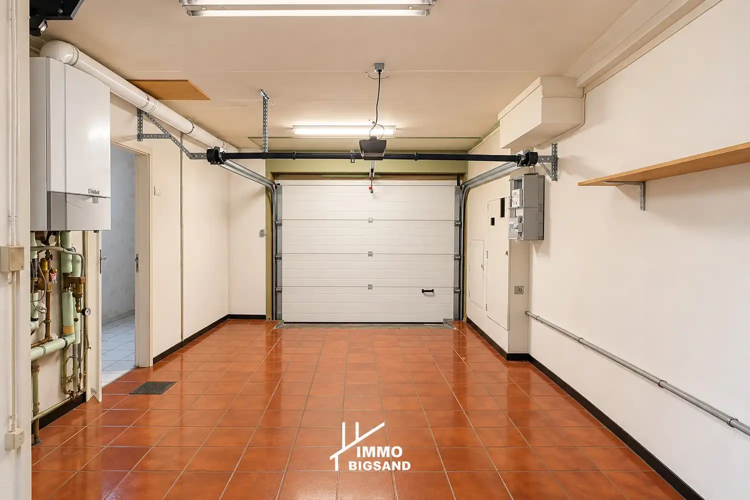 Ruime gezinswoning met 4 slaapkamers, garage en tuin in Bissegem! foto 11
