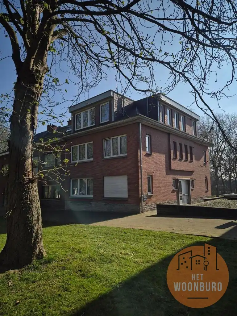 Appartement 2e verd. met 2 slpks, kelder en autostaanplaats foto {{pictureIndex}}