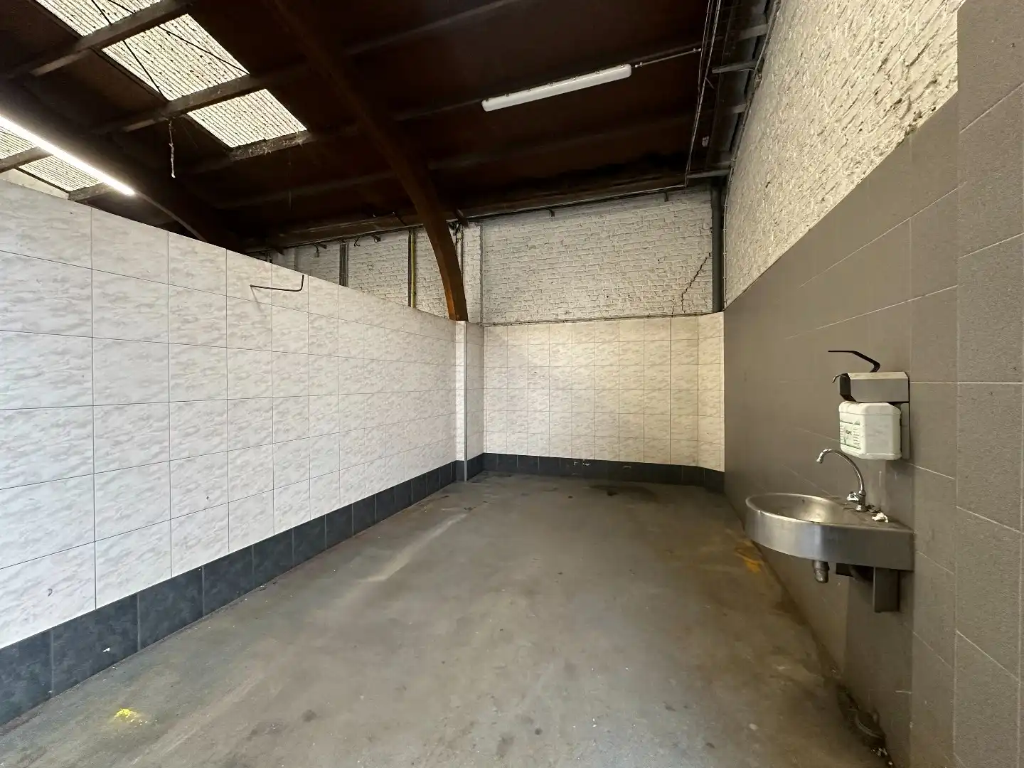 Magazijn met toonzaal te koop in centrum Heule. foto 11