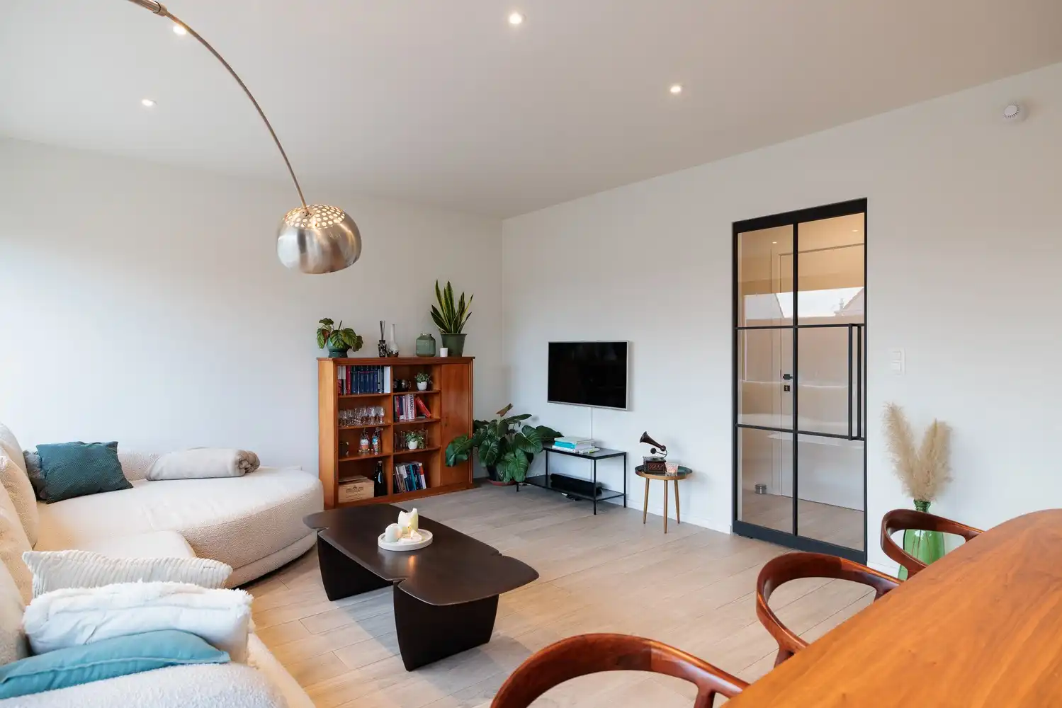 Recent en lichtrijk 2-slaapkamerappartement met garage foto 6