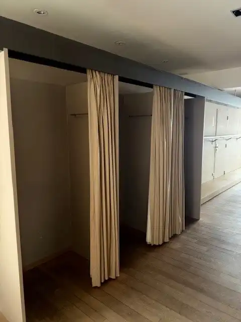 Handelspand met ruime kelder te huur in de winkelstraat van Koksijde foto 8