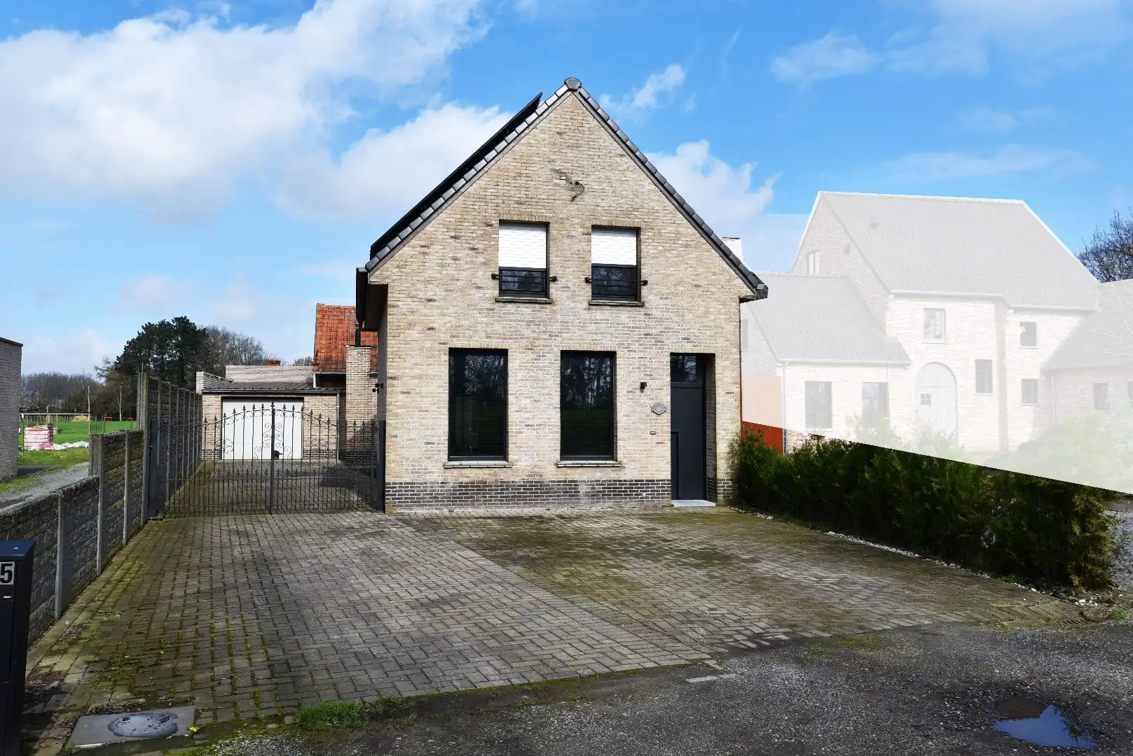 Gerenoveerde open bebouwing met 3 slaapkamers, terras en garage foto {{pictureIndex}}