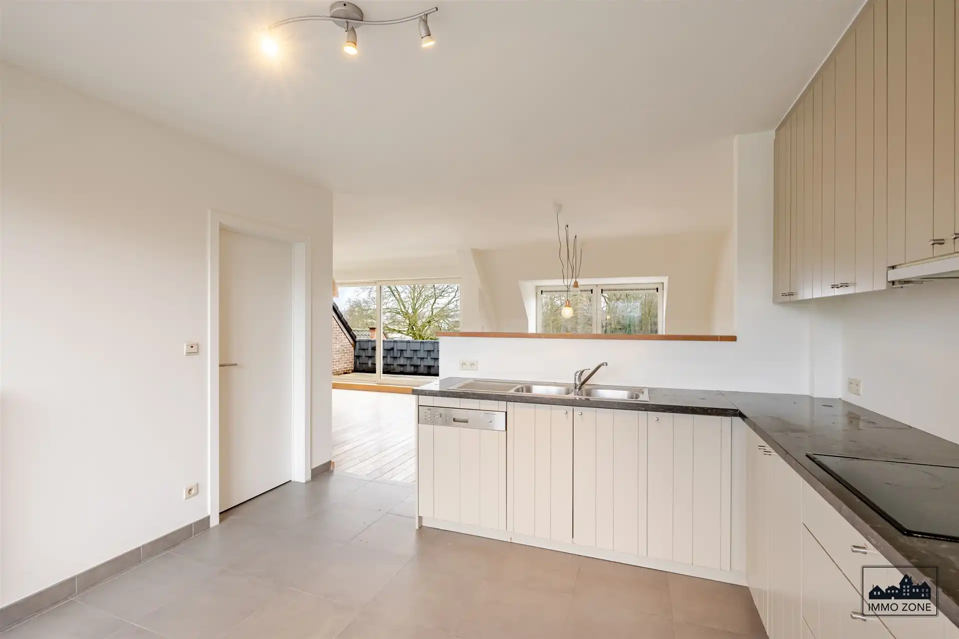 Ruim dakappartement (156 m²) met terras & garage foto 7