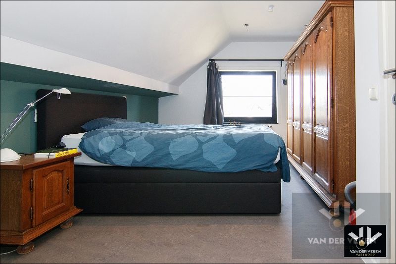 Opbrengsteigendom bestaande uit drie entiteiten: feestzaal/dienstencentrum, kantoorruimte en een duplexappartement kort aan de school en in het centrum van Paal, op een steenworp van het op- en afrittencomplex van de autosnelweg E313! foto 11