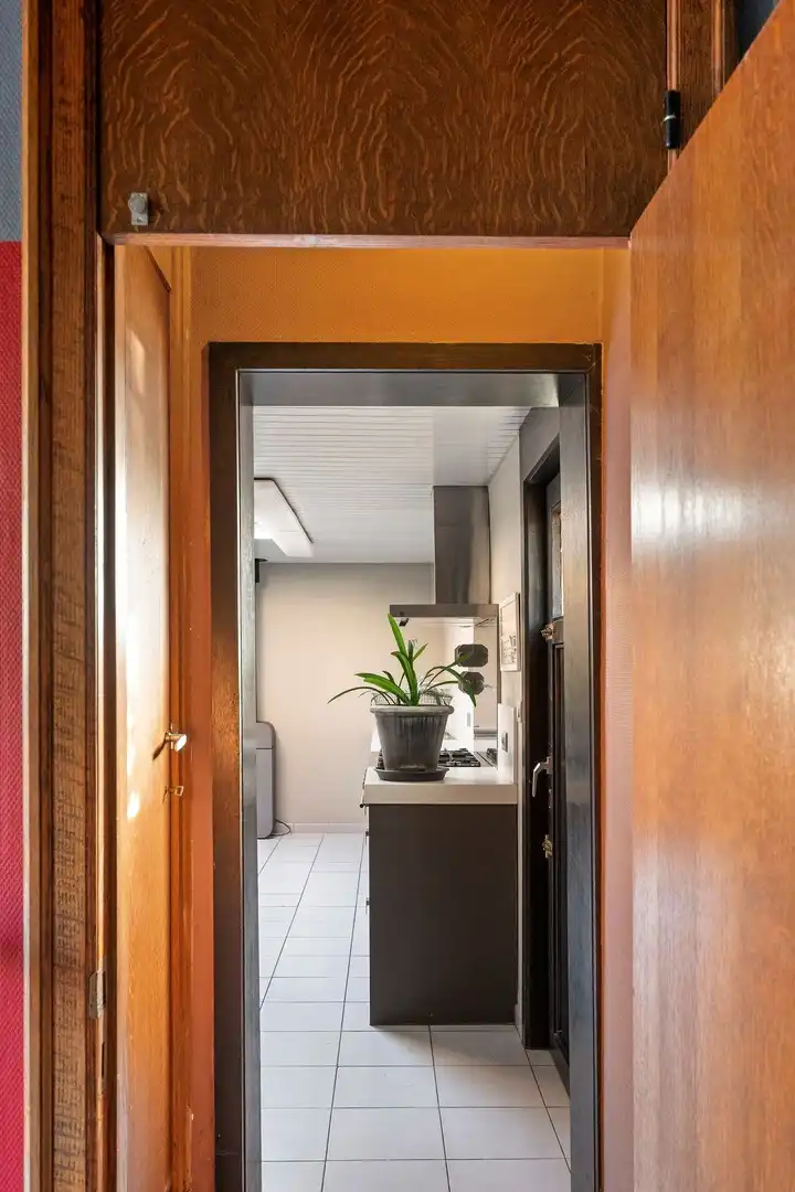 Vrijstaande woning in tweede lijn met 2 kamers op het gelijkvloers en voldoende stockageruimte en gesloten garage van 40m² foto 5