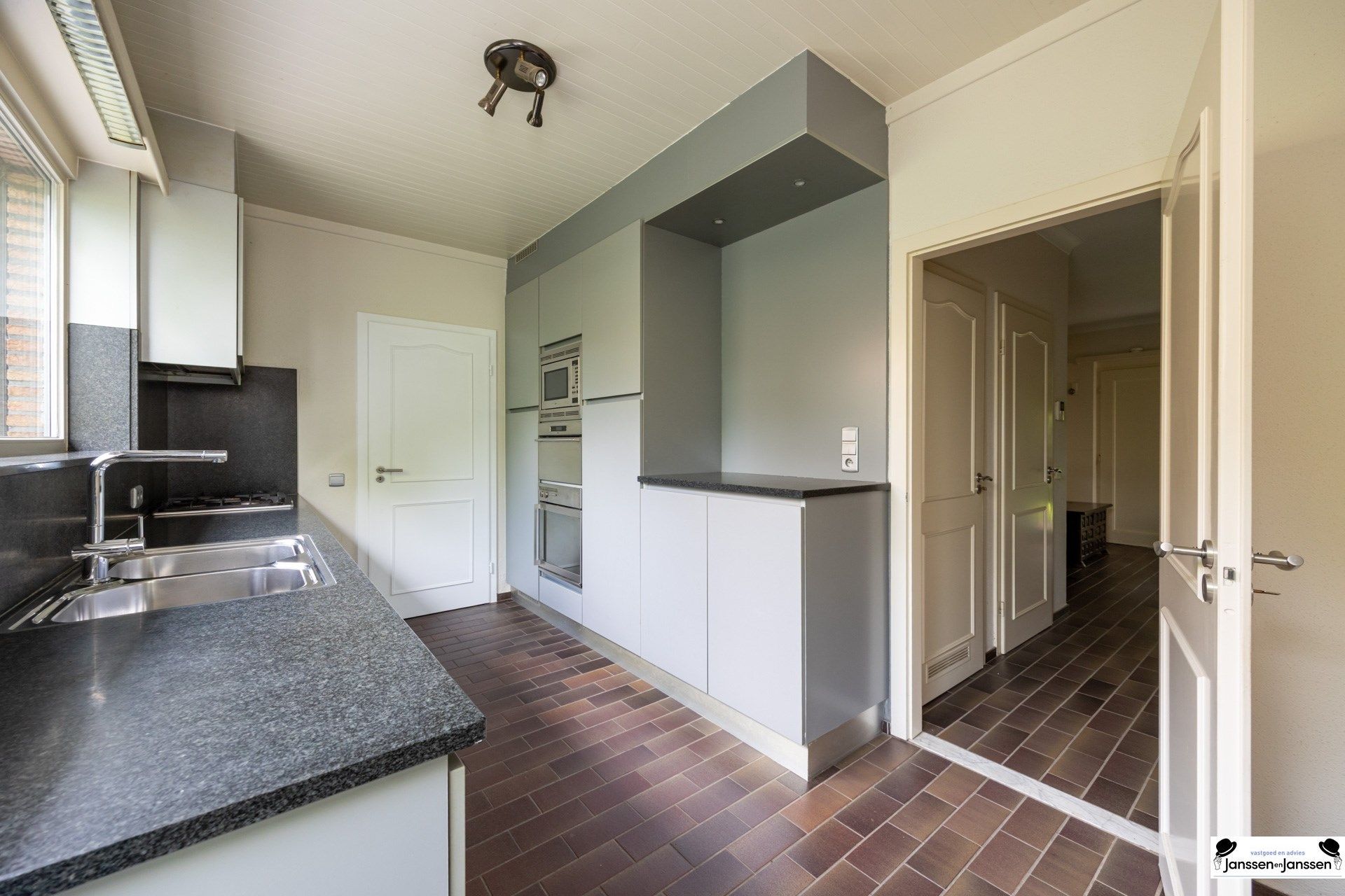 Charmante laagbouwwoning met 3 slaapkamers en prachtige tuin foto 8