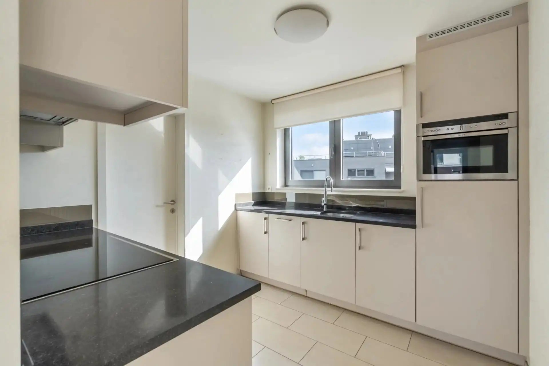 Instapklaar appartement met ruim terras in Heusden foto 4