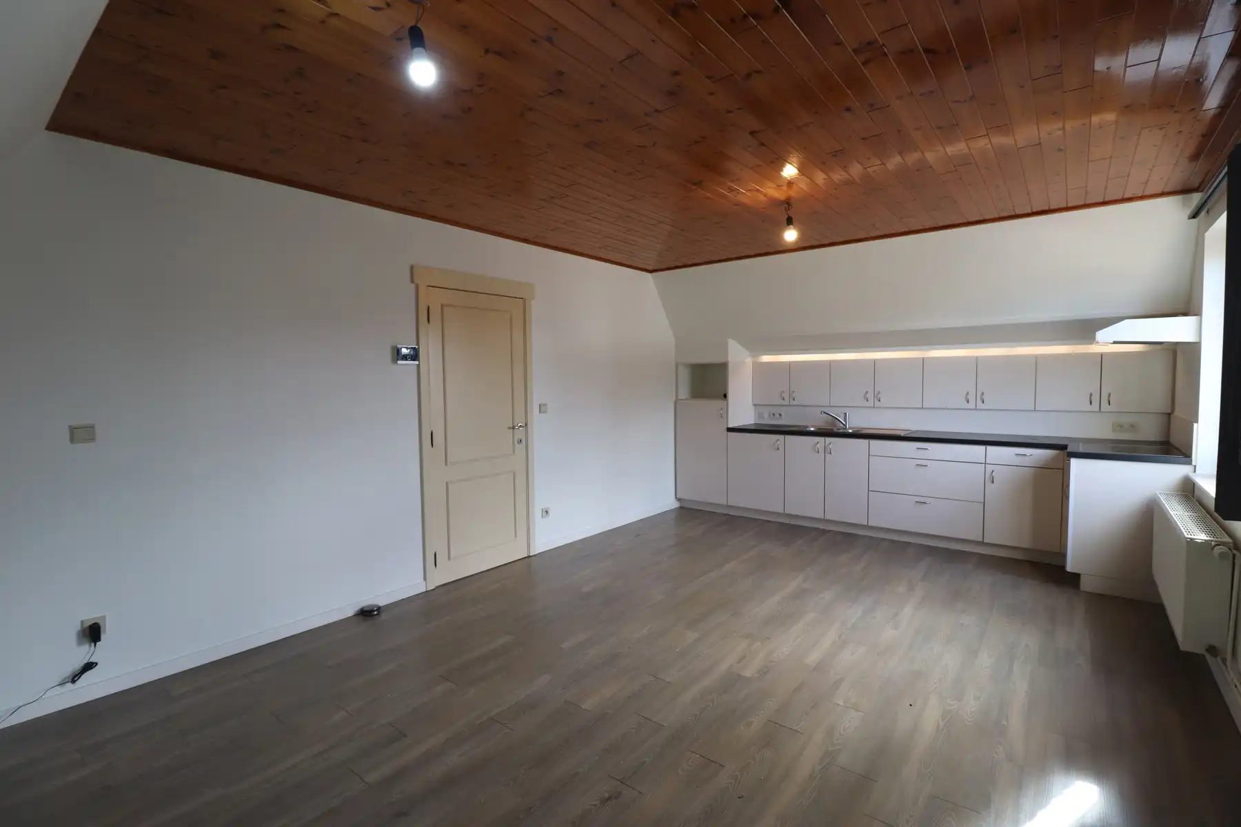 Appartement op de 1ste verdieping met carport/tuinberging en terras met tuin. foto 4