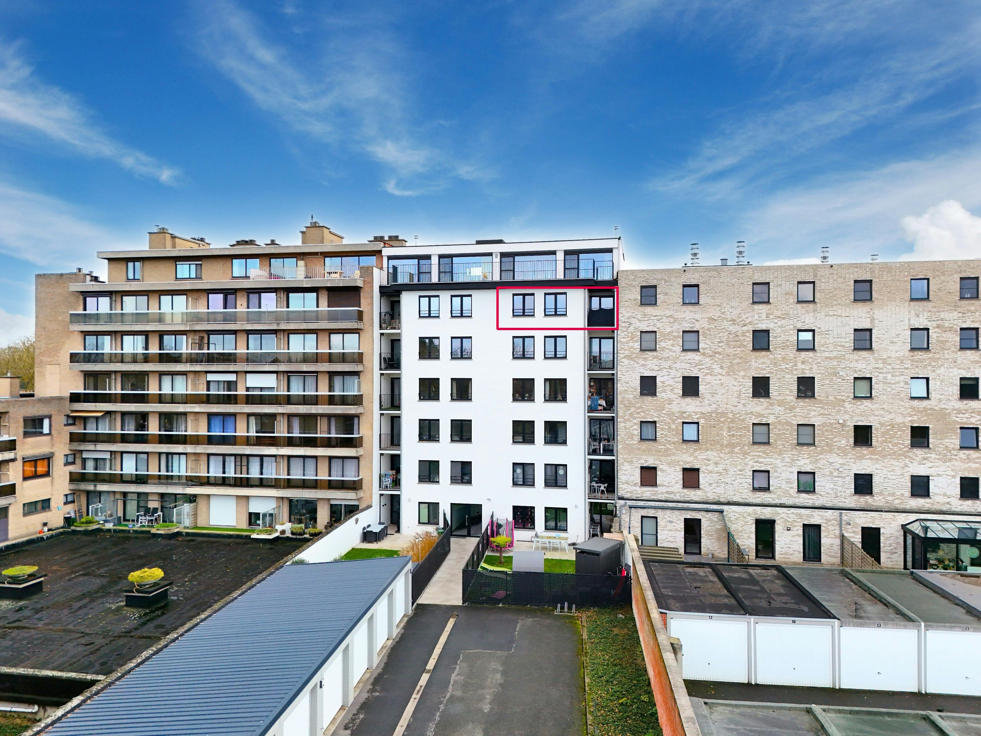 Gerenoveerd, energiezuinig appartement met 3 slaapkamers in Ieper  foto 2