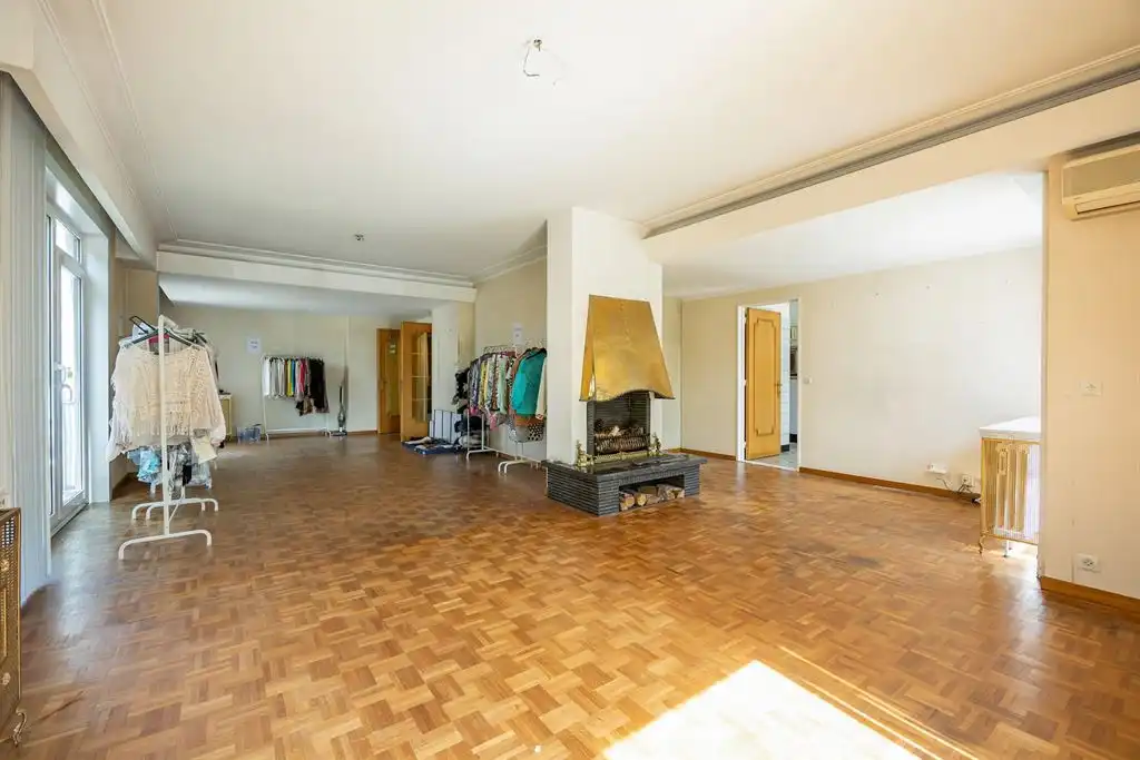 Gigantisch te renoveren appartement met 4 slpk foto 2