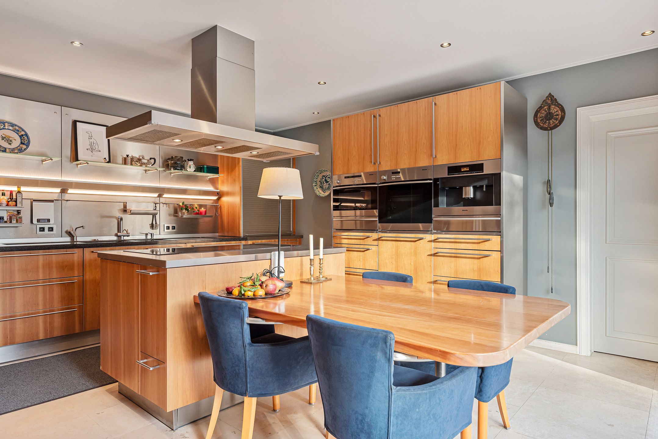 Rietgedekte villa met bijgebouw in Engelse stijl op 3.080m² foto 12