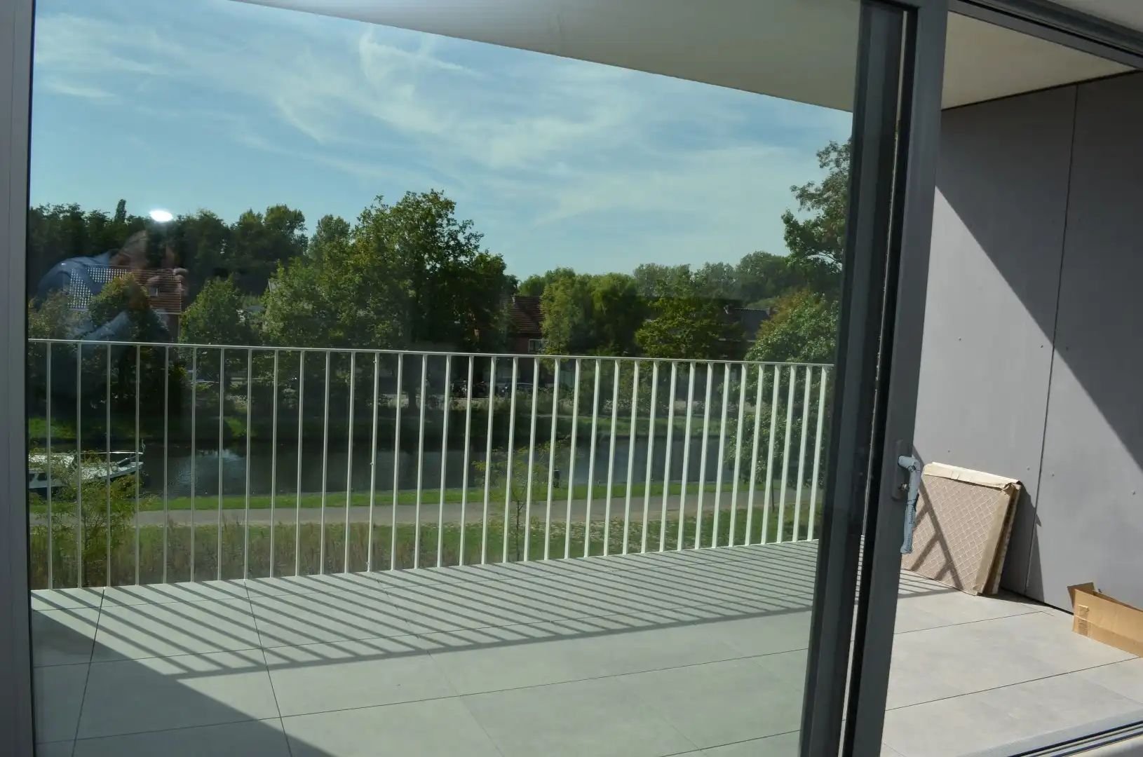 Wonen aan 't kanaal in Residentie Bakboord in een 2 slpk appartement met ruim terras.  Lift aanwezig. foto 2